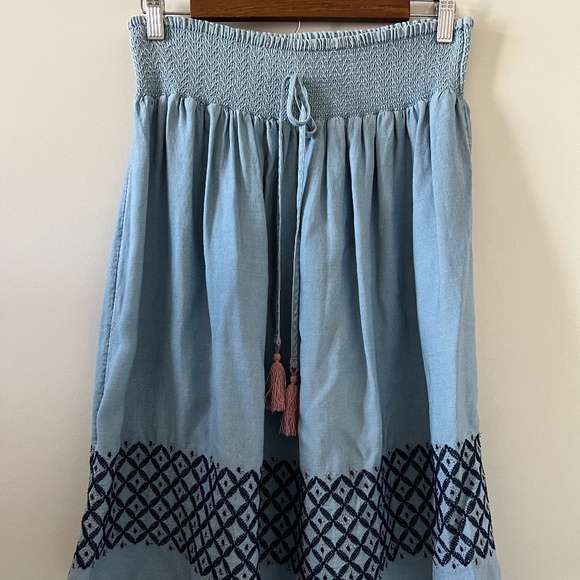 DownEast Dresses & Skirts - DownEast Chambray Embroidered Skirt Size M